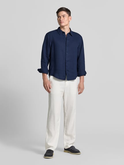 Männermodel trägt Regular Fit Leinenhemd mit Kentkragen von GAP, reine Leinen, Knopfleiste, dunkelblau, Ganzkörperansicht von vorne.