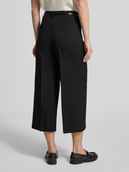 Frauenmodel trägt Regular Fit Culotte mit Viskose-Anteil Modell 'ELMA' von Vero Moda, Optik: Unifarben, Materialverarbeitung: Twill, Ganzkörperansicht Rückansicht.