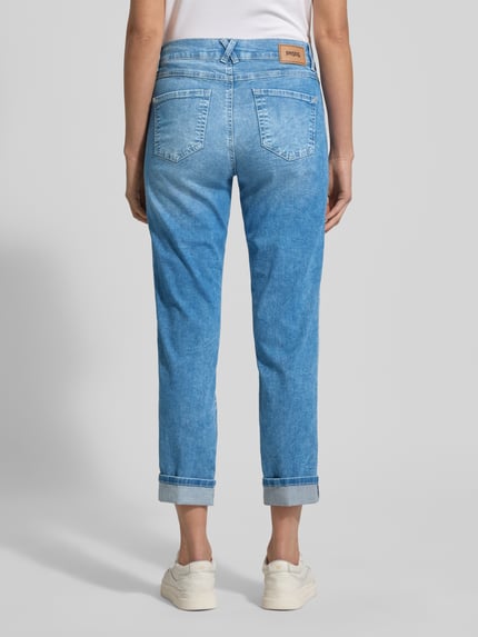 Frauenmodel trägt Straight Fit Jeans im 5-Pocket-Design Modell 'Darlene' von Angels aus hellblauem Baumwoll-Mix mit Stretch-Anteil, Verkürzte Passform, fixierter Umschlag, Knopf- und Reißverschluss, Ganzkörperansicht Rückansicht.
