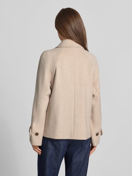 Frauenmodel trägt Jacke aus Woll-Mix mit Kentkragen Modell 'Tary' von mbyM in Beige, gerade geschnitten, Rückenansicht, KI-modifiziertes Bild.