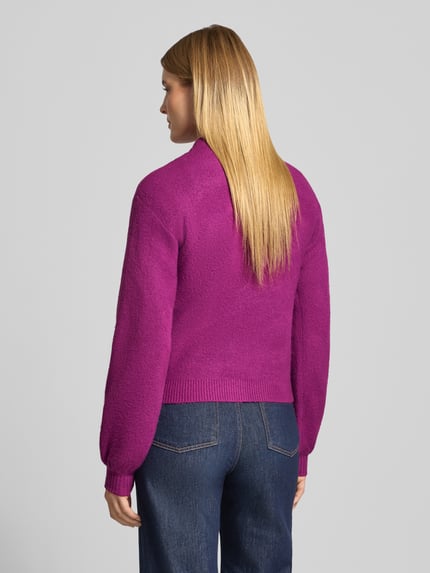 Frauenmodel trägt Cardigan mit Knopfleiste von Jake*s Casual in kräftigem Pink, strukturierte Strickoptik, lange Ärmel, Rückenansicht, Ganzkörperansicht Rückansicht.