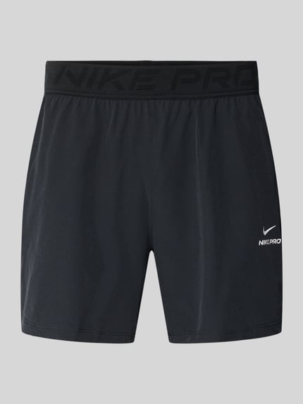 Produktfoto, Shorts mit Logo und elastischem Bund von NIKE TRAINING in Schwarz mit weißem Logo, Regular Fit, Material-Mix mit Stretch-Anteil.