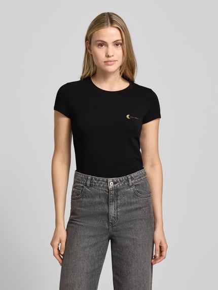 Vrouwenmodel draagt T-Shirt met Label-Print van ARMANI EXCHANGE, zwart, slim fit, geribde ronde hals, katoen-elastaan, voorkant volledig te zien.