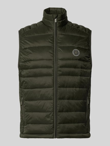 Produktfoto, dunkelgrüne Steppweste mit Reißverschlusstaschen, Stehkragen, Modell 'KINGSLEY' von JACK & JONES, glatte Textur