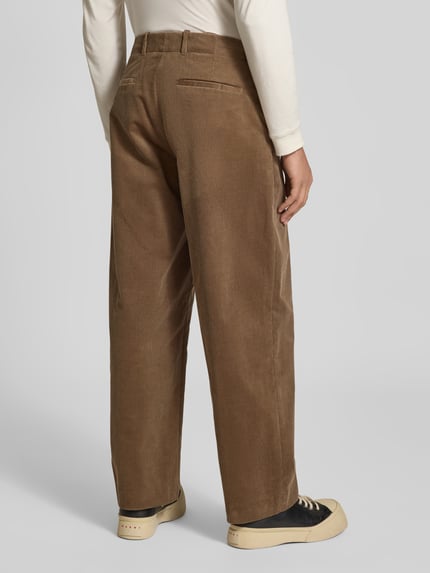 Männermodel trägt Regular Fit Cordhose mit Gürtelschlaufen von ANNARR in Braun mit Strukturmuster, Gesäßtaschen, Ganzkörperansicht Rückansicht.
