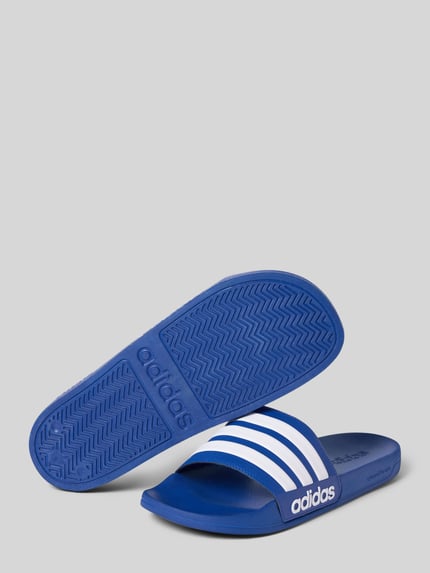 Produktfoto, Badeschuhe mit Kontraststreifen od adidas Sportswear, kolor jednolity, zaokrąglony nosek, płaski obcas, paski w kontrastowym kolorze, teksturowana podeszwa