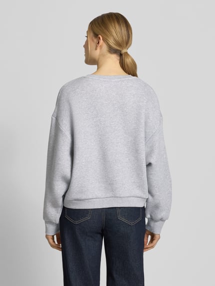 Vrouwenmodel draagt Oversized Sweatshirt mit Rundhalsausschnitt van Lanius in lichtgrijs katoenmix met elastische boorden en labelstitching, oversized fit, schouderpartijen, ganzkörperansicht rückansicht.