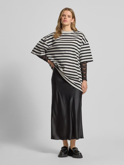 Frauenmodel trägt Satinrock mit elastischem Bund von Gina Tricot, Satin, Gerader-Schnitt, Maxirock, schwarze Farbe, Ganzkörperansicht von vorne.
