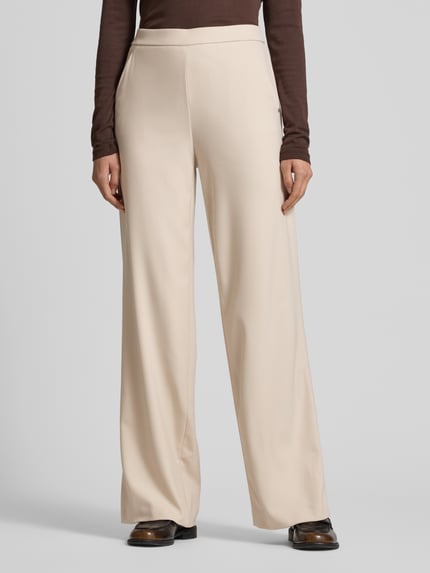 Frauenmodel trägt Wide Leg Stoffhose mit elastischem Bund Modell 'PALINA' von Raffaello Rossi, Material-Mix mit Viskose-Anteil, Crêpe-Struktur, französische Eingrifftaschen, Gesäßtaschen, Bundweite 40 cm, Innenbeinlänge 83 cm, Ganzkörperansicht von vorne.