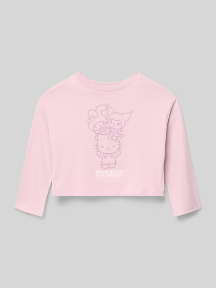 Mädchen trägt Longsleeve mit Motiv-Print von Mango in Rosa, Reine Baumwolle, Regular-Fit, Gerippter Rundhalsausschnitt, Ganzkörperansicht von vorne. Rückenlänge bei Größe 116: 33 cm.