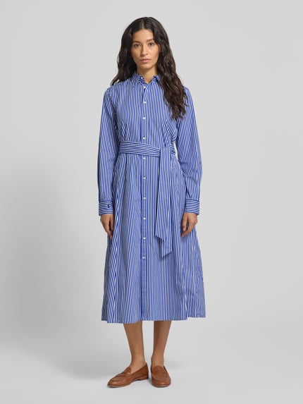 Frauenmodel trägt Midikleid mit Bindegürtel von Polo Ralph Lauren, blau-weiß gestreift, Reine Baumwolle, Gerader Schnitt, Ganzkörperansicht von vorne.