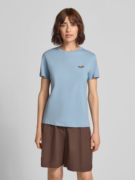 Frauenmodel trägt T-Shirt mit Stitching und Rundhalsausschnitt von Jake*s Casual in Hellblau aus reiner Baumwolle, Regular Fit, Ganzkörperansicht von vorne.