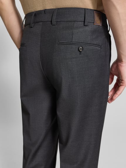 Männermodel trägt Straight Fit Stoffhose mit Woll-Anteil von g1920, Elastischer-Material-Mix, Gesäßtaschen, Detailaufnahme Rückansicht