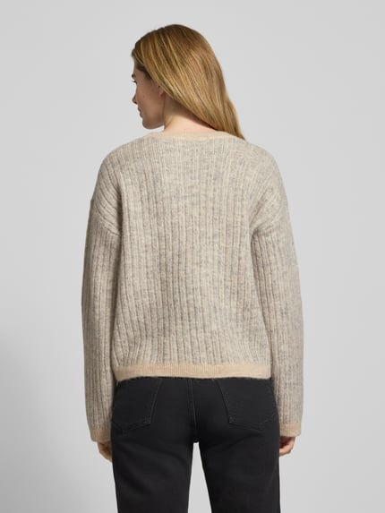 Frauenmodel trägt Relaxed Fit Pullover aus Woll-Mix mit Alpaka-Anteil Modell 'FALVA' von Selected Femme, Optik:Allover-Muster, Strukturmuster, Passform:Relaxed-Fit, Kragenform:Crew Neck, Ausschnitt:Rundhals, Ärmelform:Langarm, Ärmelabschluss:Gerippt, Rumpfabschluss:Gerippt, Materialverarbeitung:Strick, Farbe meliert, Textur weich, Ganzkörperansicht Rückansicht.