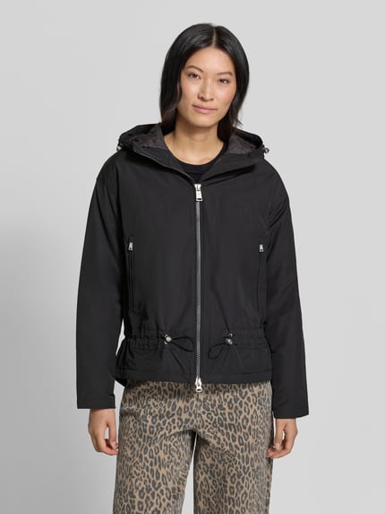 Frauenmodel trägt Regular Fit Jacke mit Baumwoll-Anteil von FUCHS SCHMITT in Schwarz, Zweiwege-Reißverschluss, Ganzkörperansicht von vorne.