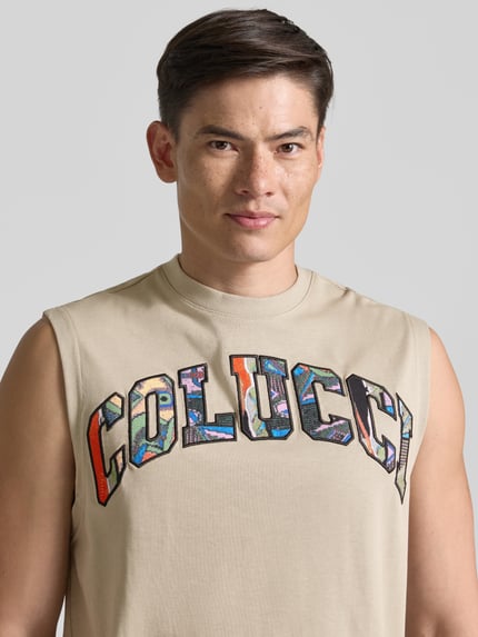 Männermodel trägt Regular Fit Tanktop mit Label-Stitching von COLUCCI aus reiner Baumwolle, Rundhalsausschnitt, Nahaufnahme Oberkörper.