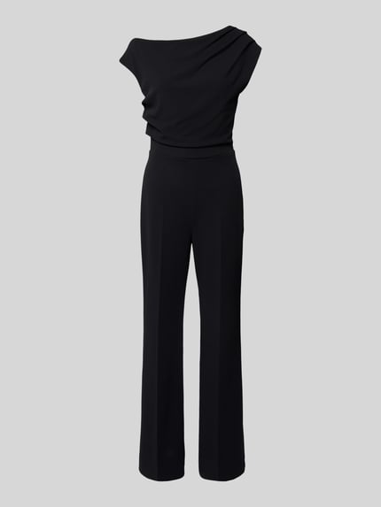 Produktfoto, Regular Fit Jumpsuit mit Bügelfalten von Rinascimento, czarny, asymetryczny krój, fałdowana faktura, krój regular fit, elastyczny materiał, zapinany na zamek, długość całkowita 150 cm, długość nogawki od wewnątrz 88 cm, szerokość w rozmiarze S: 40 cm, szerokość w talii w rozmiarze S: 48 cm