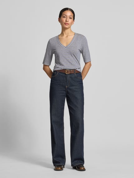 Frauenmodel trägt Regular Fit T-Shirt aus Leinen-Mix Modell 'OPZIONE' von Weekend Max Mara, mehrfarbig gestreift mit Logo-Print, Feinstrick, V-Ausschnitt, Kurzarm, Ganzkörperansicht von vorne.