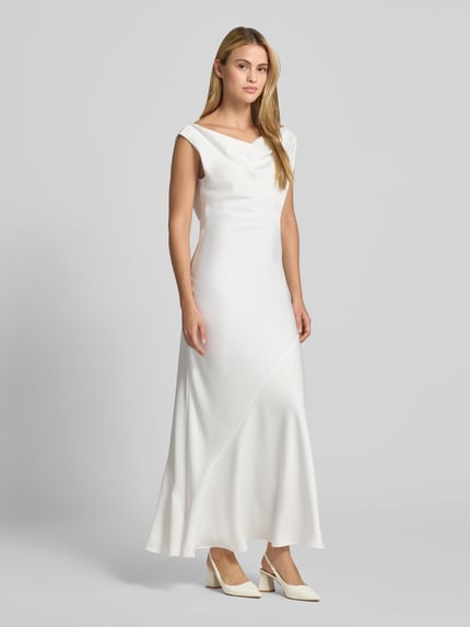 Frauenmodel trägt Brautkleid in körpernaher Passform von SWING aus weißem Satin, Maxilänge, ärmellos, Ganzkörperansicht von vorne. Rückenlänge 133 cm, Brustweite 35 cm bei Größe 36.
