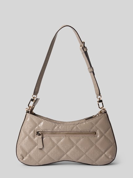 Produktfoto, Shoulder Bag mit Logo-Detail Modell 'Libby' von GUESS w imitacji skóry, ozdobny detal, odpinany pasek na ramię, główna przegroda z zamkiem błyskawicznym, szerokość w rozmiarze 1: 30 cm, długość w rozmiarze 1: 16 cm, głębokość w rozmiarze 1: 5 cm, długość paska w rozmiarze 1: 55 cm, beżowy kolor, pikowana faktura, złote detale.