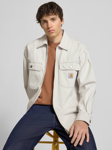 Mannenmodel draagt Regular Fit Hemdjacke met Zweiwege-Reißverschluss van Carhartt Work In Progress in puur katoen met kentkraag, borstzakken en labeldetail, ruglengte maat M 80 cm, vooraanzicht bovenlichaam