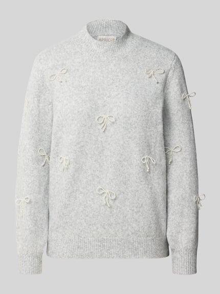 Produktfoto, Strickpullover mit Stehkragen und Perlen von Apricot in Hellgrau, Regular Fit, mit Applikationen und Perlen, strukturierte Oberfläche