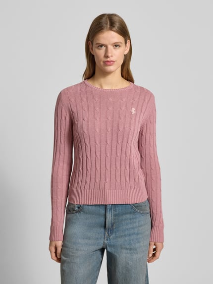 Frauenmodel trägt Slim Fit Strickpullover mit Rundhalsausschnitt und Zopfmuster von Review im Baumwoll-Mix, Ganzkörperansicht von vorne.