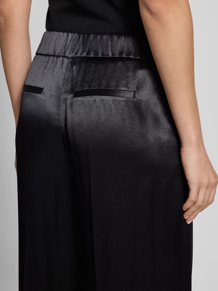 Vrouwenmodel draagt Stoffen broek met elastische band Model 'Mucia' van Opus, zuiver viscose, los model, Franse steekzakken, detailopname rugaanzicht.