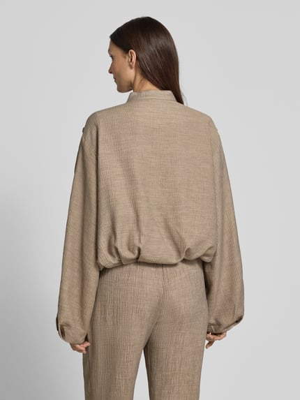 Frauenmodel trägt Jacke aus Viskose-Mix mit Stehkragen Modell 'RINA' von YAS, Relaxed-Fit, Knopfleiste, Eingrifftaschen, Ganzkörperansicht Rückansicht. Rückenlänge bei Größe 36: 54 cm, Schulterbreite 48 cm, Brustweite 57 cm, Ärmellänge 61 cm, Stretch-Anteil.