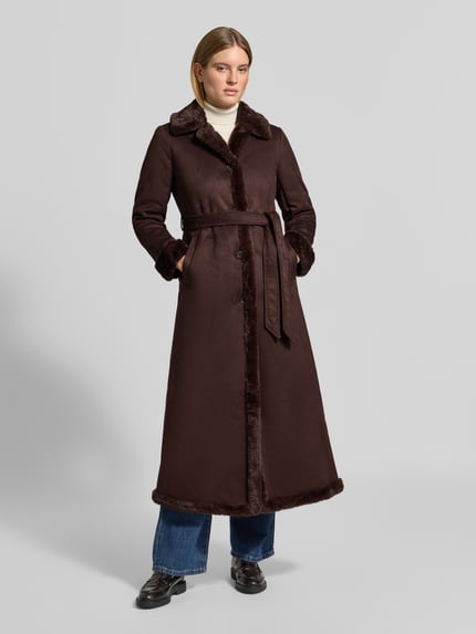 Vrouwenmodel draagt Mantel met Webpelzbesatz van LAUREN RALPH LAUREN, unikleurig, longline, deelnaad, knopen, kraag, split, riemlussen, volledige knoopsluiting, bindriem, lange mouw, vooraanzicht geheel.