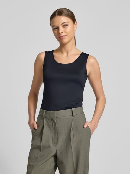 Frauenmodel trägt Slim Fit Top mit Rundhalsausschnitt von Christian Berg Woman in Dunkelblau, elastischer Material-Mix, Nahaufnahme Oberkörper.