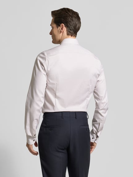 Männermodel trägt Body Fit Business-Hemd mit Kentkragen von OLYMP Level Five aus Baumwoll-Elasthan-Mix, Ganzkörperansicht Rückansicht. Rückenlänge 83 cm, Schulterbreite 44 cm, Ärmellänge 73 cm, Knopfleiste, helle Farbe, glatte Textur.