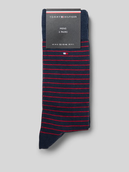 Produktfoto, Socken im 2er-Pack von Tommy Hilfiger in Dunkelblau mit roten Streifen, Baumwollmischung mit Stretch-Anteil, Logo-Stickerei, elastischer Bund, verstärkte Belastungszonen.