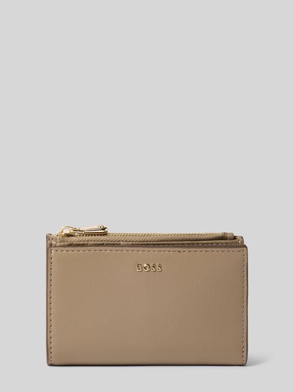 Produktfoto, Portemonnaie aus echtem Rindsleder Modell 'SANDY NEW SM' von BOSS, glatte beige Oberfläche, goldene Details, Damen Portemonnaie