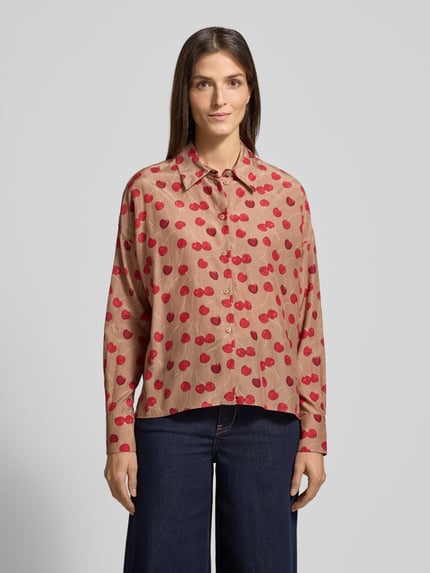 Modelka kobieca nosi Hemdbluse mit Knopfleiste Modell 'CLOELIA' od Drykorn z bawełny i wiskozy, luźny krój, przód, zbliżenie tułowia.