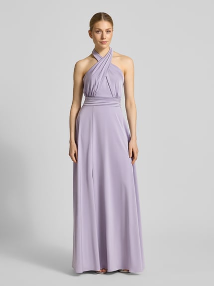 Modelka kobieca nosi Abendkleid aus Satin mit gelegten Falten von Laona, satynowy materiał, krój slim fit, fałdy, rozcięcie, neckholder, długość tyłu 124 cm, szerokość w rozmiarze 36: 32 cm, widok całej sylwetki z przodu.