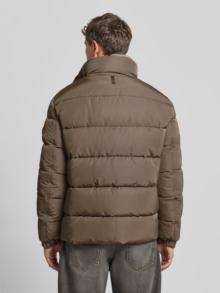 Männermodel trägt Steppjacke mit hohem Stehkragen Modell 'JO-342Newton' von JOOP! COLLECTION in uni, Knopfleiste, Eingrifftaschen, Ganzkörperansicht Rückansicht.