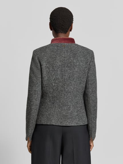 Frauenmodel trägt Blazer mit Brustleistentasche und Einstecktuch von White Label in Grau, strukturierte Wolle, Ganzkörperansicht Rückansicht. Taillierter Schnitt, Stehkragen, Knopfleiste, Pattentaschen, Rückenlänge 57 cm, Brustweite 45 cm, Ärmellänge 65 cm.