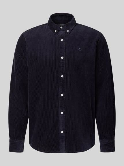 Produktfoto, dunkelblaues Regular Fit Freizeithemd mit Logo-Stitching Modell 'MADISON' von Carhartt Work In Progress, reine Baumwolle, cordähnliche Textur, Button-Down-Kragen, Knopfleiste, sportliche Manschetten, abgerundeter Saum, sichtbare Struktur.