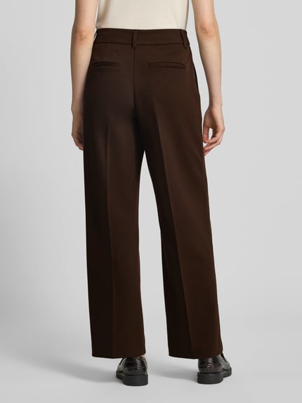 Frauenmodel trägt Weite Hose mit Viskose-Anteil von s.Oliver RED LABEL in Dunkelbraun, gerade Form, glatte Textur, Ganzkörperansicht Rückansicht.