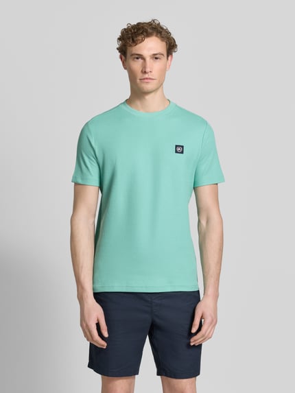 Männermodel trägt T-Shirt mit Label-Patch und Rundhalsausschnitt von Lerros, Herren T-Shirt aus Reine Baumwolle, Gerader-Schnitt, Ganzkörperansicht von vorne.