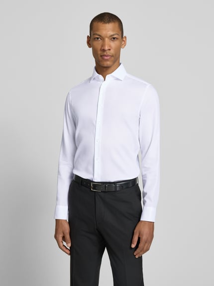 Mannenmodel draagt Slim Fit Business-Hemd uit katoen met Kentkraag van SEIDENSTICKER, wit, fijn gestructureerd, knoopsluiting, slim fit, voorkant volledige lichaamsweergave.