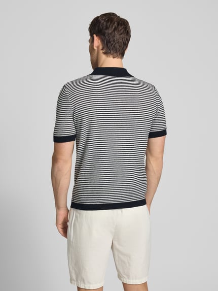 Mężczyznamodel nosi Regular Fit Poloshirt mit V-Ausschnitt Modell 'RIANO' von CINQUE z mieszanki bawełny, długość tyłu w rozmiarze M: 70 cm, widok całej sylwetki z tyłu