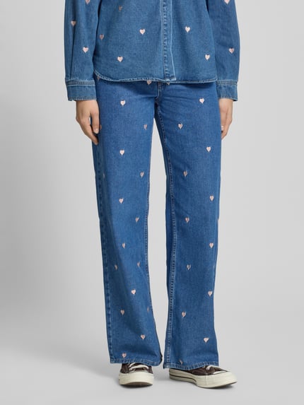 Kobiece model prezentuje Loose Fit Wide Leg Jeans aus reiner Baumwolle Modell 'VEGA' od Only, stylizowana na denim z wyhaftowanym motywem, wykończenie: 5 kieszeni, krój loose fit, wysoki stan, szlufki na pasek, zapięcie na guzik i ukryty zamek, tkanina: bawełna, widok z przodu na całe nogi.