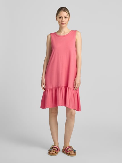 Frauenmodel trägt Relaxed Fit Freizeitkleid aus Baumwoll-Modal-Mix von s.Oliver RED LABEL in Rosa, glatte Textur, Ganzkörperansicht von vorne.