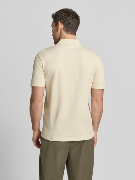 Männermodel trägt Regular Fit Poloshirt aus Baumwoll-Mix Modell 'BLAZE' von SELECTED HOMME, Optik: Unifarben, Struktur, Ganzkörperansicht Rückansicht.