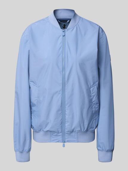 Produktfoto, jasnoniebieska Jacke mit Zweiwege-Reißverschluss Modell 'OLEN' von SAVE THE DUCK z mieszanki materiałów ze stretchem, krój regular fit, stójka, gładka faktura, długość tyłu w rozmiarze S: 66 cm, szerokość ramion w rozmiarze S: 49 cm, szerokość w rozmiarze S: 60 cm, długość rękawa w rozmiarze S: 67 cm