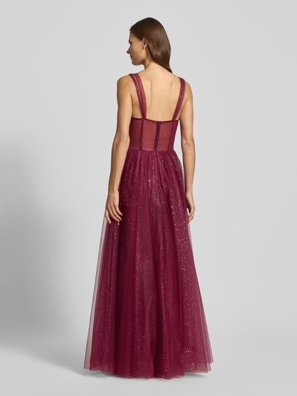 Modelka prezentuje Schimmerndes Abendkleid in semitransparenter Optik od Hey Kyla, tiul, kolor bordowy, fason maxi, całkowity widok tyłem.