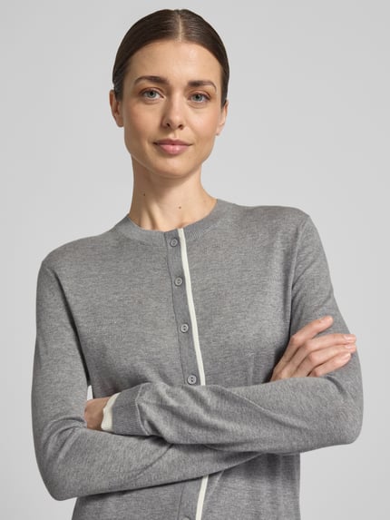 Frauenmodel trägt Cardigan aus Leinen-Mix mit Rundhalsausschnitt von Stefanel in Grau, Slim Fit, Knopfleiste, Nahaufnahme Oberkörper.
