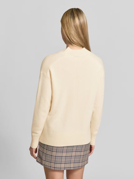 Frauenmodel trägt Pullover Modell 'Zinnia-Top-CloudCashmere' von Joseph in Creme mit Struktur-Strick, gerippten Abschlüssen, Relaxed Fit, Ganzkörperansicht Rückansicht.